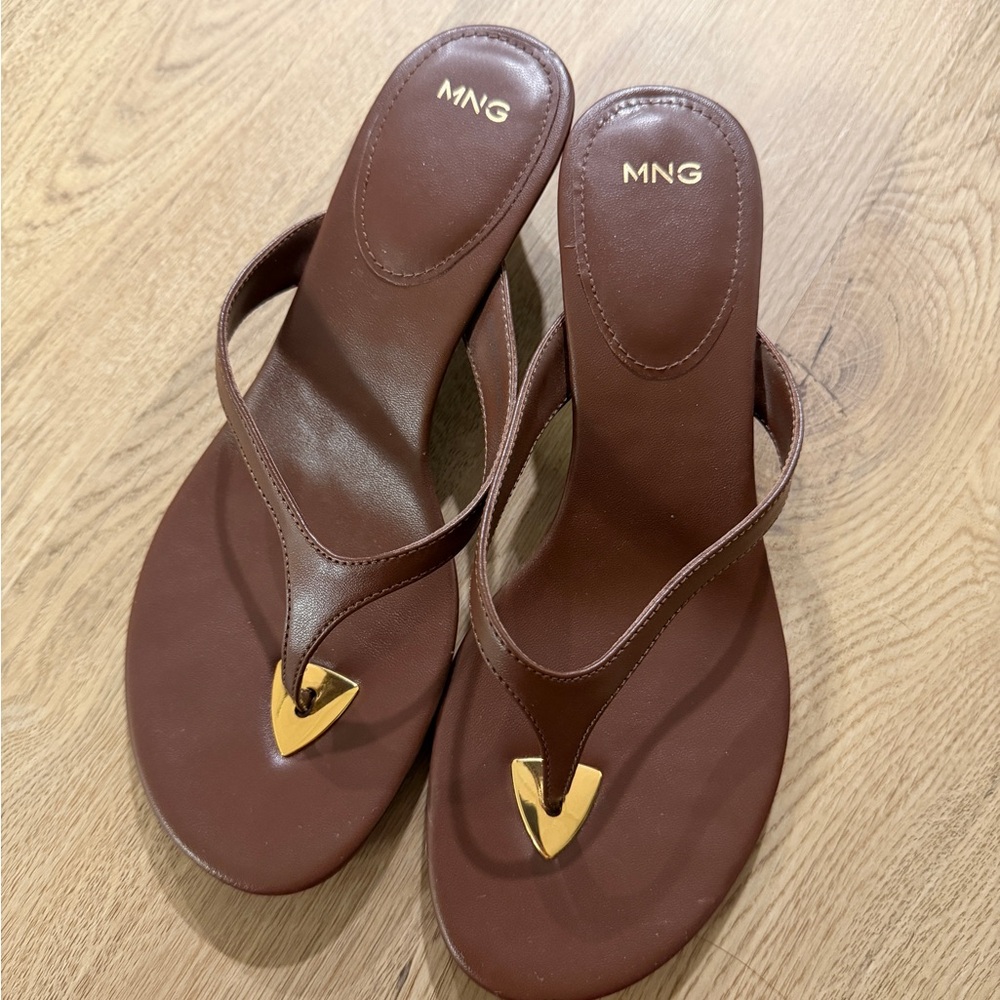 Mango Brown Leather Thong Kitten Heel Sandals with Gold Accent Womens 6/36
